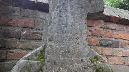 Zeitzeugen. Die Kreuze stehen an mehr oder weniger originalen Standorten, zentral oder abgelegen. Das Kleinmachnower Sühnekreuz (Bild) hat seinen Platz am Eingang zum Kirchhof gefunden.