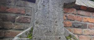 Zeitzeugen. Die Kreuze stehen an mehr oder weniger originalen Standorten, zentral oder abgelegen. Das Kleinmachnower Sühnekreuz (Bild) hat seinen Platz am Eingang zum Kirchhof gefunden.