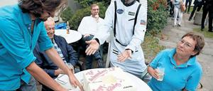 Süße Glückwünsche. Zum ersten Geburtstag überreichte der Kreativkosmonaut der Kulturlobby Potsdam eine Torte in Form des Rechenzentrums.