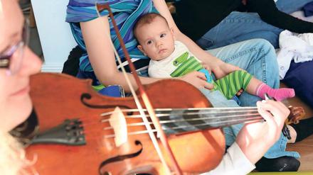 Sind so schöne Töne. Ein Besucherkind des ersten Babykonzerts im Café Ricciotti schaut sich ganz genau an, was die Bratschistin Ekaterina Baranowa hier macht. Vier Musiker spielten Kinderlieder aus aller Welt – dabei konnte man gut entspannen und vielleicht sogar einschlafen.