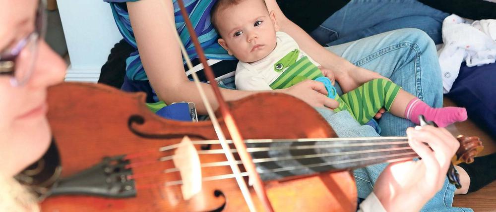 Sind so schöne Töne. Ein Besucherkind des ersten Babykonzerts im Café Ricciotti schaut sich ganz genau an, was die Bratschistin Ekaterina Baranowa hier macht. Vier Musiker spielten Kinderlieder aus aller Welt – dabei konnte man gut entspannen und vielleicht sogar einschlafen.