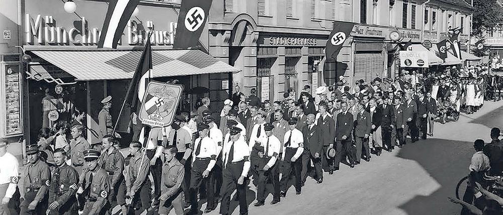 Vor Ort. Zur Darstellung der NS-Geschichte empfehlen Experten, stärker auf Ortsgeschichte und Biografien abzuheben. Die Beschäftigung mit dem Alltag schaffe einen leichteren Zugang als bloße Faktengeschichte. Das Bild zeigt einen Umzug des Potsdamer Handwerks in der Brandenburger Straße am 15. Oktober 1933.