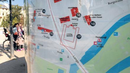 Touristen, die diesen Stadtplan sehen, dürften sich bei einem Besuch des Alten Marktes verwundert die Augen reiben. Denn dort finden sie längst vollendet, was auf der Karte nur geplant ist – oder gar nicht vorkommt, etwa die neue Bauzeile an der Alten Fahrt rund um das Museum Barberini.