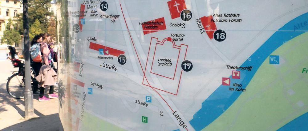 Touristen, die diesen Stadtplan sehen, dürften sich bei einem Besuch des Alten Marktes verwundert die Augen reiben. Denn dort finden sie längst vollendet, was auf der Karte nur geplant ist – oder gar nicht vorkommt, etwa die neue Bauzeile an der Alten Fahrt rund um das Museum Barberini.