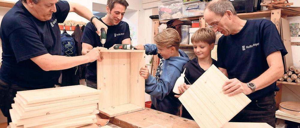 Leim und Schrauben. Die Babelsberger Grundschüler basteln gemeinsam mit den Rolls-Royce-Ingenieuren an ihrem neuen Inventar für die Klassenzimmer.