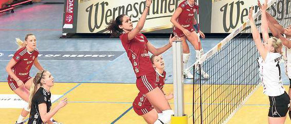 Eine 204-fache deutsche Nationalspielerin hilft aus. Weil Yvonne Montano wegen einer Knie-OP diese Saison nicht mehr spielen kann, springt Kathy Radzuweit im Mittelblock ein. Bei Bundesligaspielen wird die 33-Jährige wohl aber kaum zum Einsatz kommen.