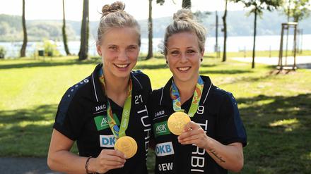Die Olympiasiegerinnen Tabea Kemme (l.) und Svenja Huth präsentieren ihre Goldmedaillen in Potsdam.
