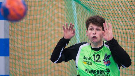 Er bleibt doch. Sebastian Schulz hat entgegen einen neuen Vertrag beim VfL Potsdam erhalten und wird sich somit auch weiterhin im VfL-Dress den heranfliegenden Bällen entgegenstellen.