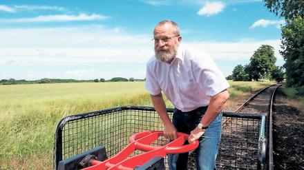 Noch einiges zu tun. Die PNN baten jeden Kandidaten, ein Bild zu schicken, das kein Wahlkampf-Foto ist. Dieses zeigt Wolfgang Blasig unterwegs auf einer Draisine .