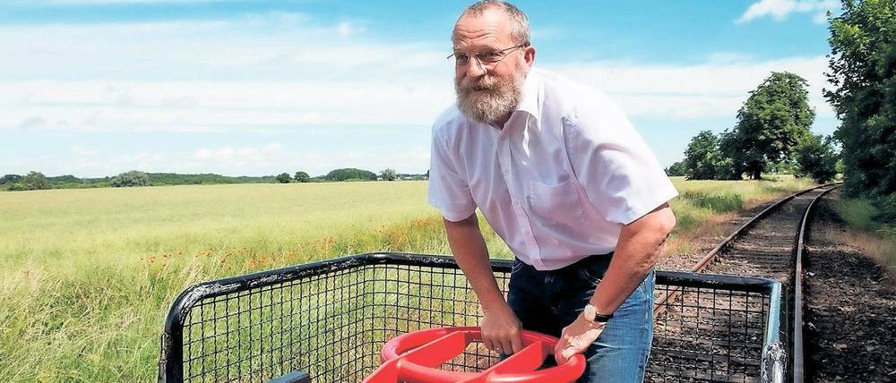 Noch einiges zu tun. Die PNN baten jeden Kandidaten, ein Bild zu schicken, das kein Wahlkampf-Foto ist. Dieses zeigt Wolfgang Blasig unterwegs auf einer Draisine .