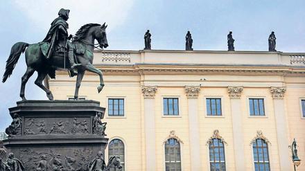 Seit 50 Jahren stehen die Attikafiguren des Potsdamer Stadtschlosses auf dem Dach der Humboldt-Universität, die Friedrich II. Mitte des 18. Jahrhunderts als Palais für seinen Bruder, den Prinzen Heinrich, errichten ließ. Ob die Figuren nach Potsdam zurückkehren, ist nach wie vor offen.