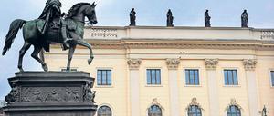 Seit 50 Jahren stehen die Attikafiguren des Potsdamer Stadtschlosses auf dem Dach der Humboldt-Universität, die Friedrich II. Mitte des 18. Jahrhunderts als Palais für seinen Bruder, den Prinzen Heinrich, errichten ließ. Ob die Figuren nach Potsdam zurückkehren, ist nach wie vor offen.