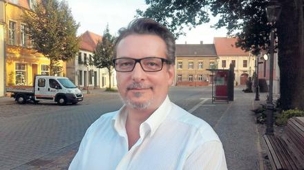Bei Beelitz zu Hause. Wir haben jeden Kandidaten gebeten, uns mit den Antworten auf den Fragen-Check ein Bild von sich zu schicken, das kein Wahlkampf-Foto ist. Sven Schröder hat sich dafür vor dem Beelitzer Marktplatz ablichten lassen, er selbst wohnt mit Frau und Kindern im Nachbarort Borkheide.