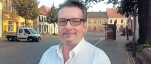 Bei Beelitz zu Hause. Wir haben jeden Kandidaten gebeten, uns mit den Antworten auf den Fragen-Check ein Bild von sich zu schicken, das kein Wahlkampf-Foto ist. Sven Schröder hat sich dafür vor dem Beelitzer Marktplatz ablichten lassen, er selbst wohnt mit Frau und Kindern im Nachbarort Borkheide.