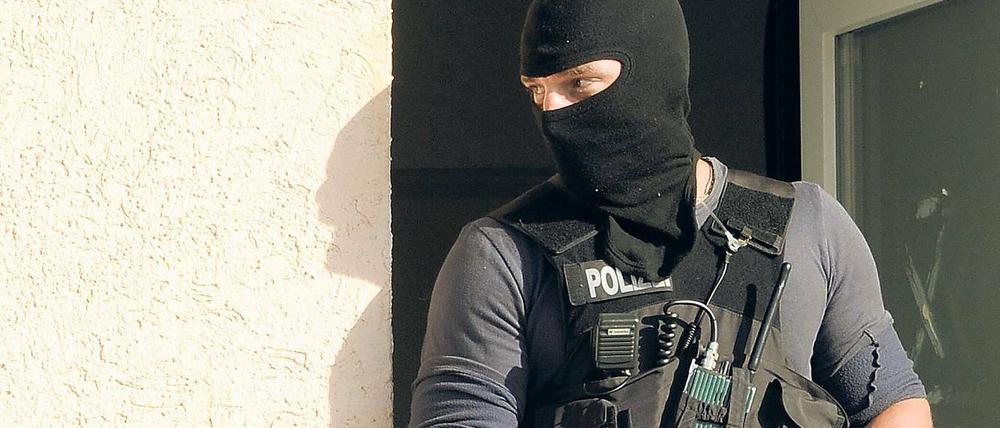 Durchblick behalten. Ist aber gar nicht so leicht. Denn einige Pässe von Flüchtlingen sind gefälscht.