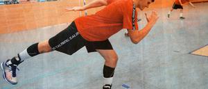Sie bringen sich in Position. Routinier Daniel Deutsch gab den Vorturner beim Trainingsauftakt der Handballer des VfL Potsdam. Der Drittligist startet mit großen Ambitionen in die neue Saison.