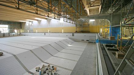 So sehen das Sportbecken und der Drei-Meter-Sprungturm im neuen Bad am Brauhausberg derzeit aus. Im kommenden Mai soll das Sport- und Freizeitbad endlich öffnen. Nun sind die Eintrittspreise bekannt.