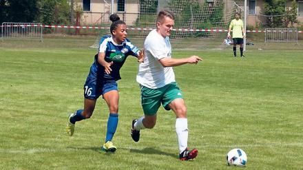 Gegengehalten. Neuzugang Eseosa Aigbogun war die beste Akteurin aufseiten von Turbine. Die Offensivspielerin zeigte viel Einsatz in der Vorwärtsbewegung, aber auch bei der Defensivarbeit – wie hier gegen Thomas Flischikowski.