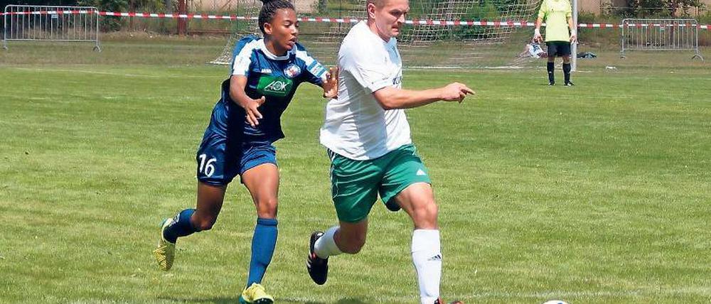Gegengehalten. Neuzugang Eseosa Aigbogun war die beste Akteurin aufseiten von Turbine. Die Offensivspielerin zeigte viel Einsatz in der Vorwärtsbewegung, aber auch bei der Defensivarbeit – wie hier gegen Thomas Flischikowski.