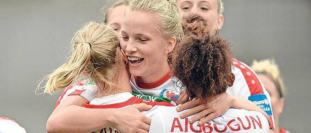 Zentrum der Jubeltraube. Tabea Kemme wurde bei der Partie in Hoffenheim für ihre zwei Treffer gefeiert.