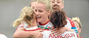 Zentrum der Jubeltraube. Tabea Kemme wurde bei der Partie in Hoffenheim für ihre zwei Treffer gefeiert.