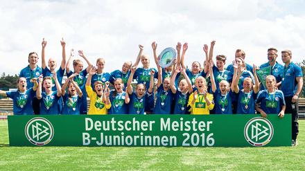 Wieder auf dem Thron. Durch einen 4:2-Finalsieg gegen FSV Gütersloh sicherte sich die Mannschaft von Turbine Potsdam im Ludwigsfelder Waldstadion die deutsche B-Juniorinnen-Meisterschaft 2016. Bei der 17. Auflage des Championats stand Turbine zum 13. Mal im Endspiel und holte den elften Sieg.