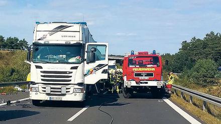 Ungebremst. Der Unfall-Laster fuhr auf diesen weißen Lkw am Stauende auf.