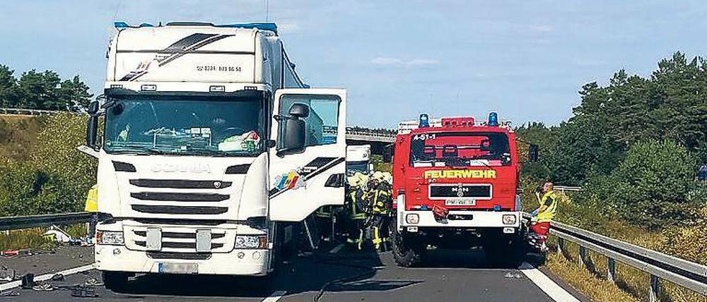 Ungebremst. Der Unfall-Laster fuhr auf diesen weißen Lkw am Stauende auf.