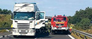Ungebremst. Der Unfall-Laster fuhr auf diesen weißen Lkw am Stauende auf.