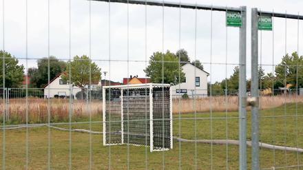 Ballspielen unmöglich. Ein Bolzplatz in Golm ist noch nicht freigegeben.