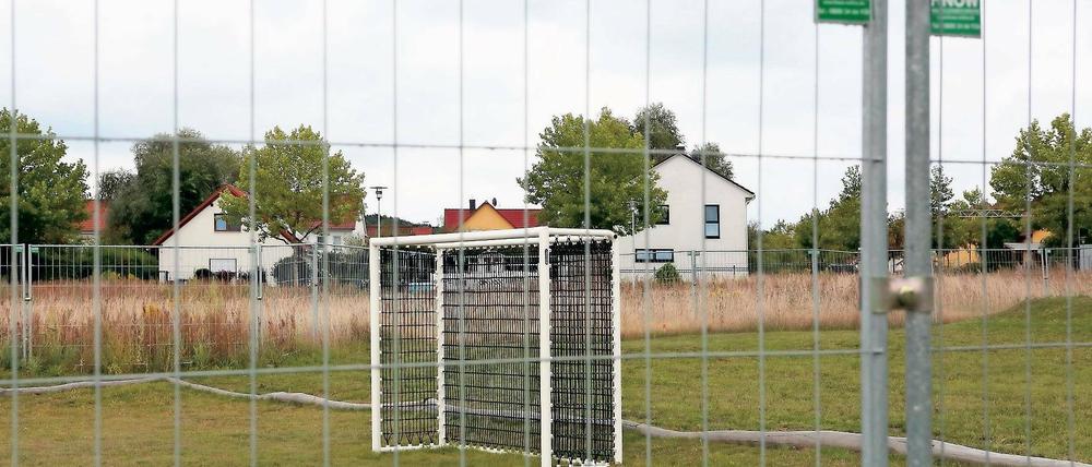 Ballspielen unmöglich. Ein Bolzplatz in Golm ist noch nicht freigegeben.