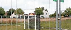 Ballspielen unmöglich. Ein Bolzplatz in Golm ist noch nicht freigegeben.