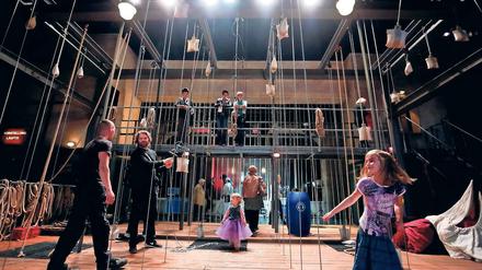 Die Bühne als Erlebnis. Beim Theaterfest konnten Besucher am Samstag auch die Bühne des Hans Otto Theaters in der Schiffbauergasse ganz aus der Nähe betrachten – unter anderem viele Flaschenzug-Seile, die von sonst unsichtbaren Trägern baumeln.