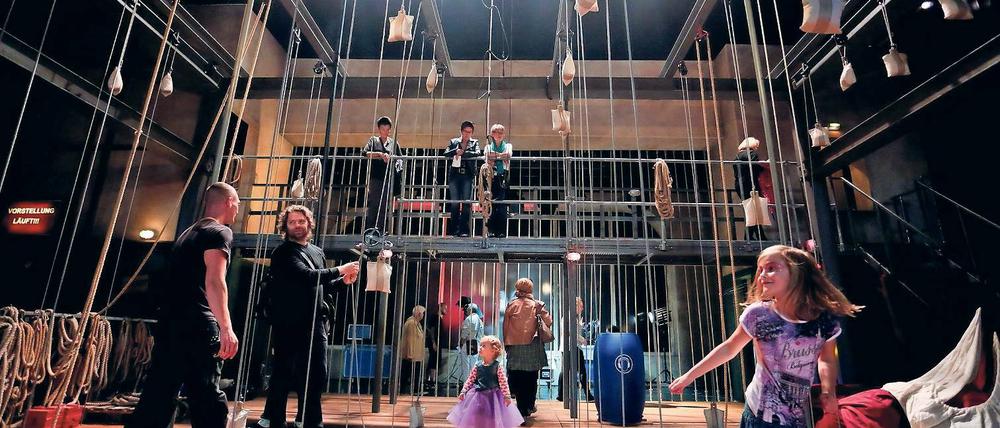 Die Bühne als Erlebnis. Beim Theaterfest konnten Besucher am Samstag auch die Bühne des Hans Otto Theaters in der Schiffbauergasse ganz aus der Nähe betrachten – unter anderem viele Flaschenzug-Seile, die von sonst unsichtbaren Trägern baumeln.