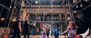 Die Bühne als Erlebnis. Beim Theaterfest konnten Besucher am Samstag auch die Bühne des Hans Otto Theaters in der Schiffbauergasse ganz aus der Nähe betrachten – unter anderem viele Flaschenzug-Seile, die von sonst unsichtbaren Trägern baumeln.