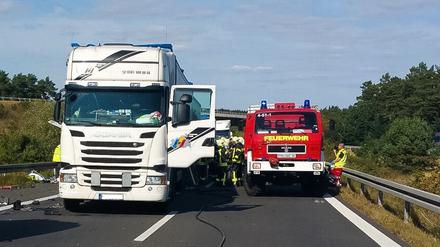 Der Unfall-Laster fuhr ungebremst auf diesen Lkw am Stauende auf.