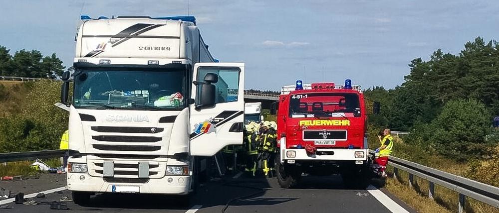 Der Unfall-Laster fuhr ungebremst auf diesen Lkw am Stauende auf.