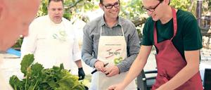 80 Prozent Stammgäste. „Linde“-Koch Guido Reihs (o.l.) und Benjamin Raschke (Grüne, o.r.) bereiten das gemeinsame Kochen vor. „Linde“-Chef Ralf Weißmann (u.r.) setzt auf regionale Küche: Etwa Gemüse-Puffer oder Honig-Eis auf Kürbis.