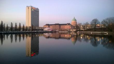 Gegen die Pläne der Stadt Potsdam, auf dem Standort des Mercure-Hotels langfristig eine "Wiese des Volkes" zu errichten, gibt es Widerstand.