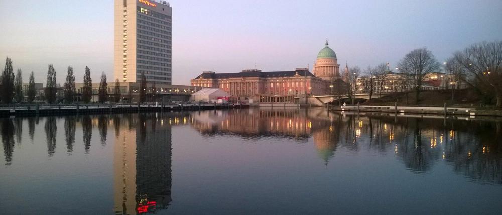 Gegen die Pläne der Stadt Potsdam, auf dem Standort des Mercure-Hotels langfristig eine "Wiese des Volkes" zu errichten, gibt es Widerstand.