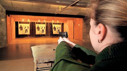 Willkommen im 1-Euro-Shop. Die Schießstände sind marode, die Waffen alt. Die Berliner Polizei macht im Jahr 2016 nicht immer den frischesten Eindruck.