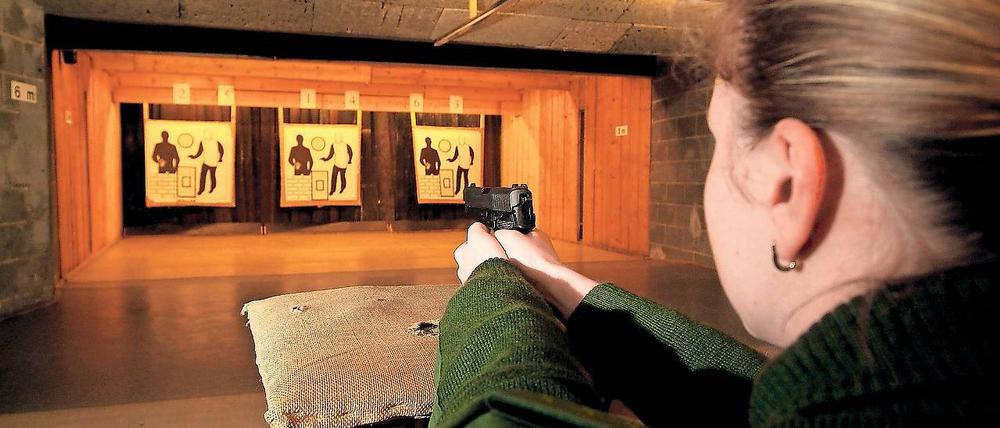 Willkommen im 1-Euro-Shop. Die Schießstände sind marode, die Waffen alt. Die Berliner Polizei macht im Jahr 2016 nicht immer den frischesten Eindruck.
