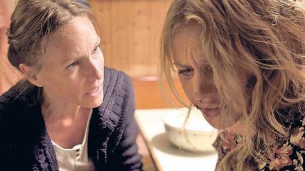 Schweig, Schwester! Sonja (Felicitas Woll, rechts) ist vergewaltigt worden. Ihre Schwester Birgit (Nina Kronjäger) überzeugt sie, die Tat zu verschweigen.