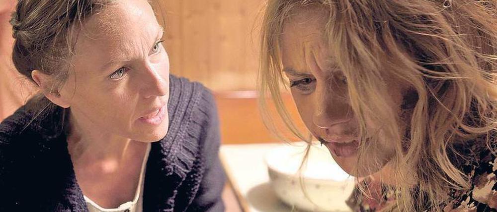 Schweig, Schwester! Sonja (Felicitas Woll, rechts) ist vergewaltigt worden. Ihre Schwester Birgit (Nina Kronjäger) überzeugt sie, die Tat zu verschweigen.