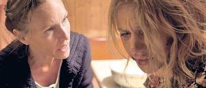 Schweig, Schwester! Sonja (Felicitas Woll, rechts) ist vergewaltigt worden. Ihre Schwester Birgit (Nina Kronjäger) überzeugt sie, die Tat zu verschweigen.