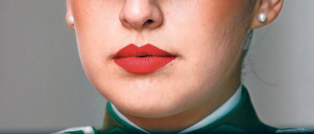 Akzente setzen. Die Farbe Rot signalisiert bei Primaten unbewusst die Paarungsbereitschaft. Make-up kann den Effekt zusätzlich akzentuieren.
