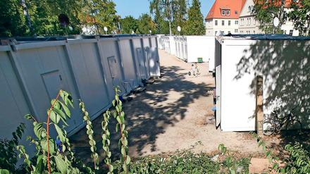 Bald ein neues Heim? Derzeit wohnen in der Containersiedlung in Neuseddin dem Kreis zufolge 110 Menschen. Der Umbau eines ehemaligen Ärztehauses im Ort sei aber so gut wie abgeschlossen. Der Umzug sei für den 1. Oktober geplant, heißt es.