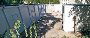Bald ein neues Heim? Derzeit wohnen in der Containersiedlung in Neuseddin dem Kreis zufolge 110 Menschen. Der Umbau eines ehemaligen Ärztehauses im Ort sei aber so gut wie abgeschlossen. Der Umzug sei für den 1. Oktober geplant, heißt es.