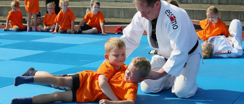 Judo war nur eine von vielen Übungen bei der 12. Potsdamer Bummi-Olympiade am Mittwoch im Luftschiffhafen. Insgesamt 460 Kinder aus 17 Potsdamer Kitas konnten sich dort bei den verschiedensten Sportdisziplinen spielerisch miteinander messen.