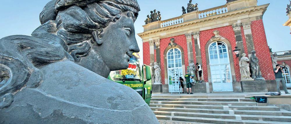 Wieder da. Friedrichs Göttinnen Ceres (vorn) und Pomona (hinten) wurden restauriert. Die Skulpturen sind jetzt im nördlichen Bereich des Neuen Palais zu finden.